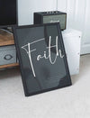 Kristen typografiplakat - Faith - Sort bakgrunn - Plakatbar.no