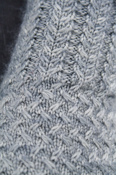 Lanark gloves cable stitch pattern detail