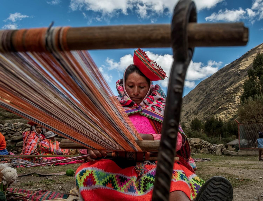 Peruvian weaving in the Andes