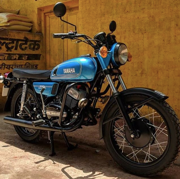 Yamaha RD 350 Custom Cafe Racer by Moto Exotica Dehradun Uttarakhand Brat Style cafe Racer Two Stroke Motorcycle Rajdoot RD 350 Custom Motorcycle