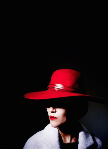 Eleanor Matsuura wearing 'Marfona' by The Season Hats