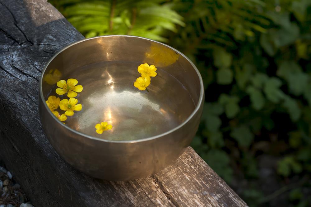 How to clean a Healing Crystal with a signing bowl