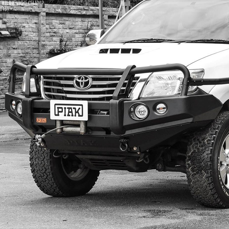 white hilux bullbar