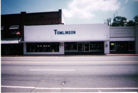 One of the first Tomlinson's locations in Hemingway, SC. This store was opened in the very early 1930's and remained in operation until January 2015.