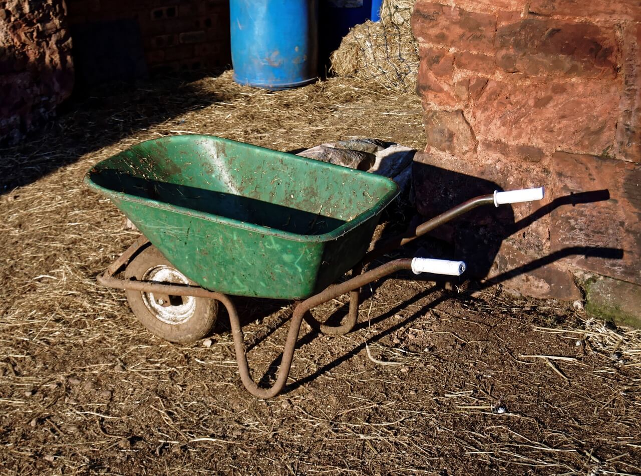 Stable wheelbarrow