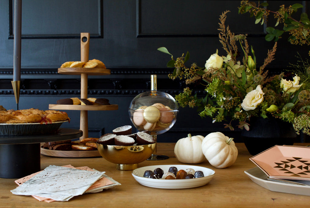 modern friendsgiving table inspiration