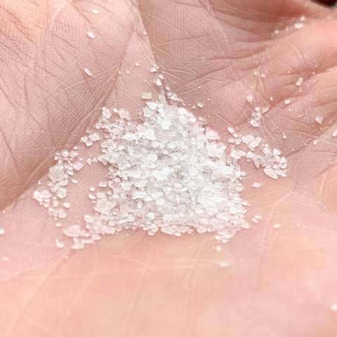 What does MSM look like? MSM powder looks like small white crystals. 