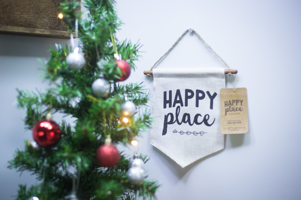 Happy Place, Linen Wall Banner, Irish Craft, Linen, craft, craft and Design, Itty Bitty Book Co, Thoughtful Gifts