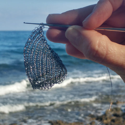 Whale fin in wire crochet - Yooladesign