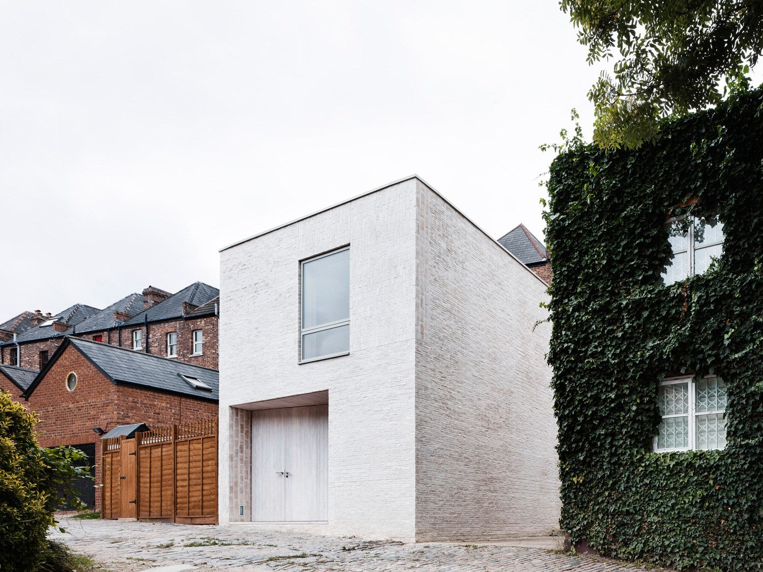 + Modern Bedroom Storage and Minimalist Furniture to simplify your everyday - Mews House in London by Russell Jones