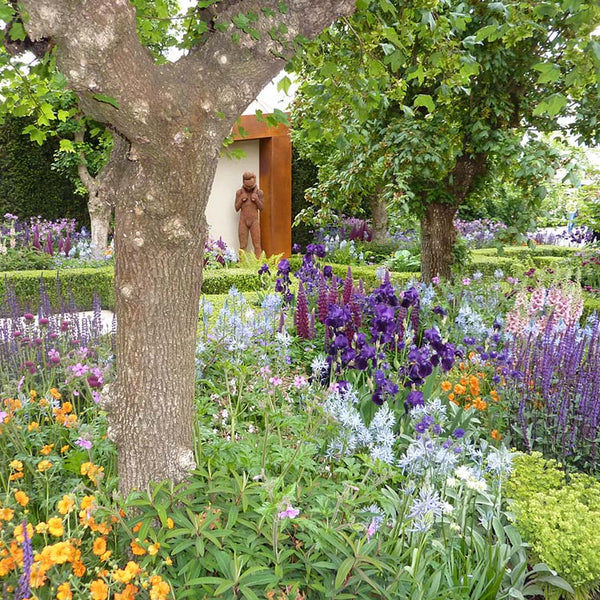 Show garden with statue at Chelsea Flower Show