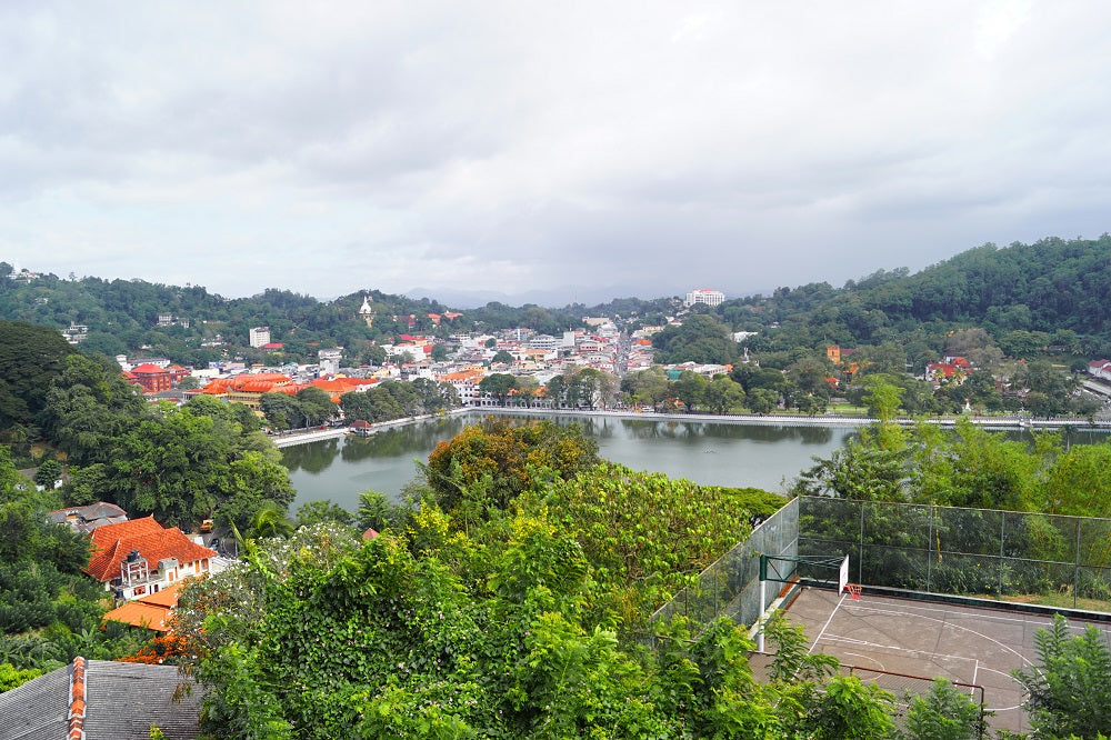 Kandy Lake - Sri Lanka Travel Blog - Things to Do in Sri Lanka - Woodgeek Store