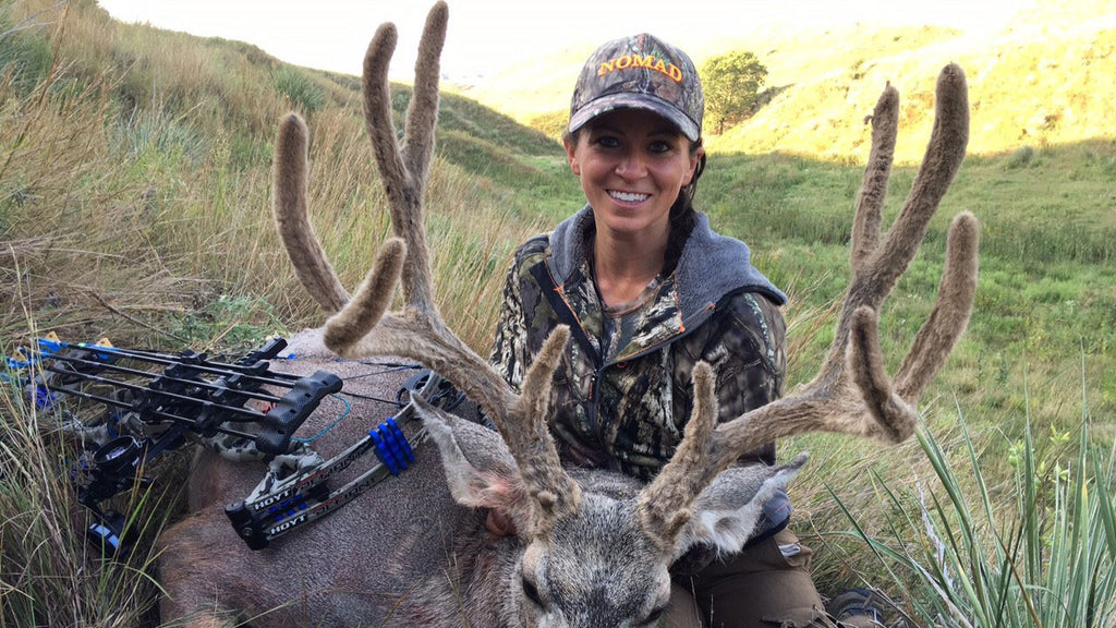 woman hunter bowhunting deer