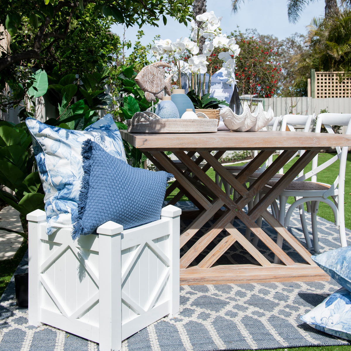 hamptons style outdoor dining setting