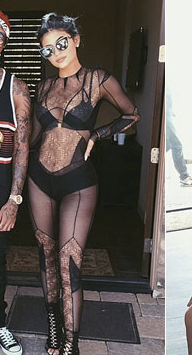 KylieJenner-BlackLace-Coachella-Outfit-FreeVibrationz