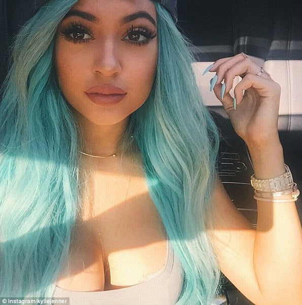 Kylie_Jenner-Lips-Selfie