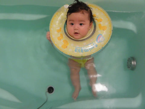 Baby Boy enjoy bath time with Swimava bbay float 