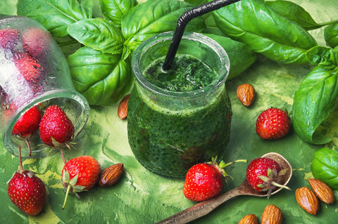 O2 Living recipe - folate rich kale and spinach smoothie with Living Juice's organic Green Vitality