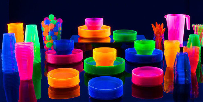 glow in the dark plates, cups and straws