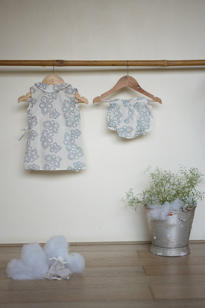 ‘Grin like a Cheshire cat’ sleeveless jhabla and bloomers set in blue dots - (0-6 months)