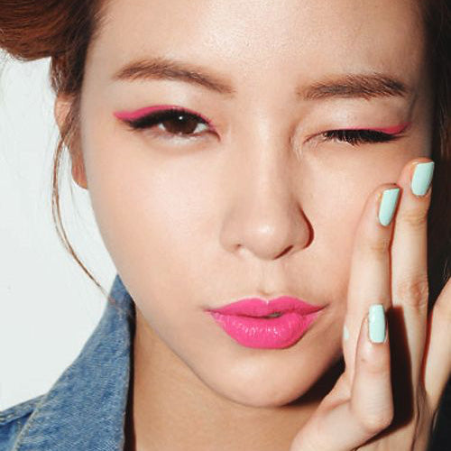 pink eyeliner trend