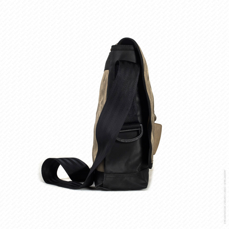 doer"s messenger bag in golden seat belt & black body [15"