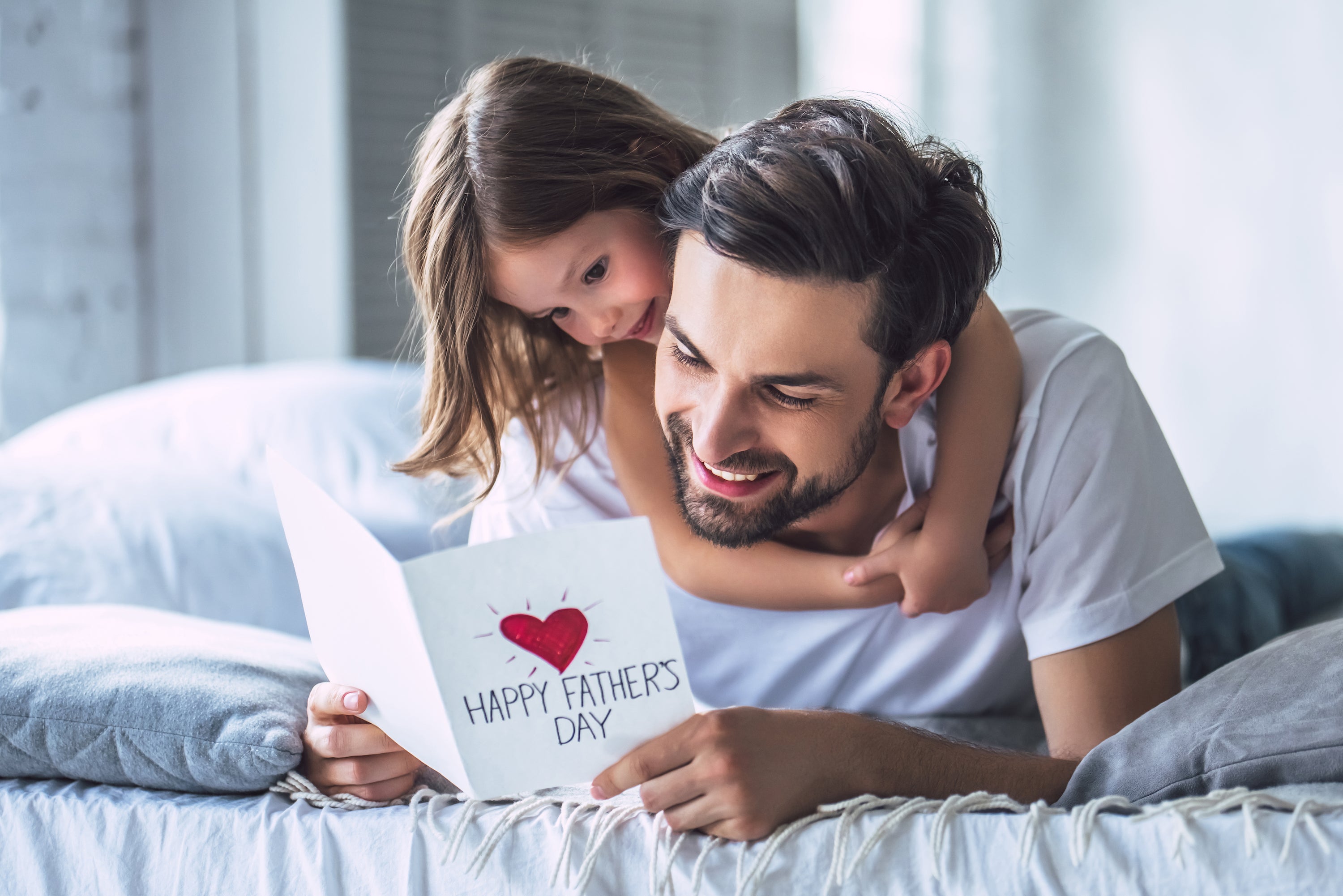 dad reading father's day card from daughter