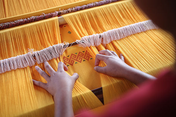 aditya wardhana Indonesian weaving via unsplash