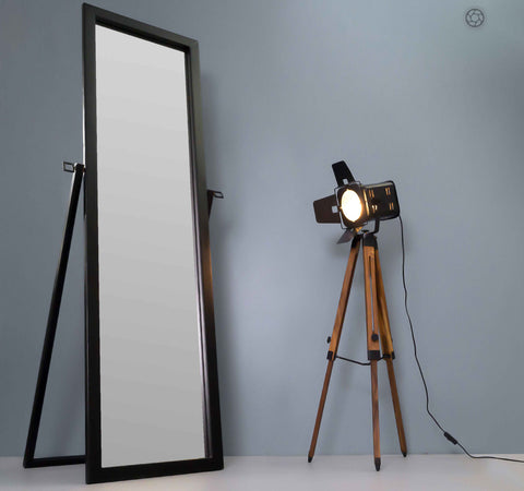 tripod metal frame lamp