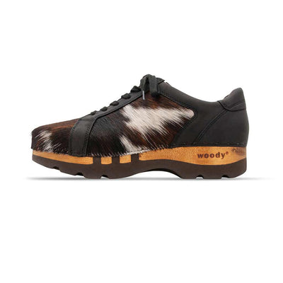 luca fell, sneakers clogs herren mit biegsamer nachhaltiger holzsohle und tricolore kuhfell, farbe: fell natur, holzclogs woody, woody schuhe, woody shoes, handgemachte holzschuhe aus österreich, kärnten