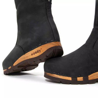 Ulli-clog-boots-stiefel-damen-mit-biegsamer-nachhaltiger-holzsohle-farbe: nero (schwarz)-holzclogs-woody-schuhe-woody shoes-handgemachte-holzschuhe-aus-österreich-kärnten