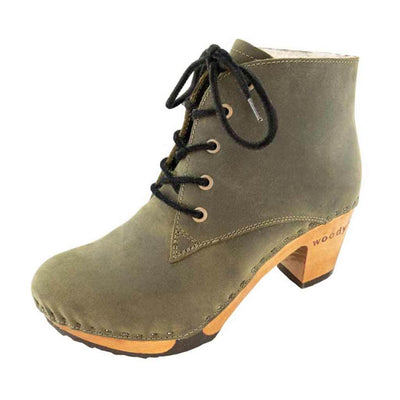 anne, clog ankle boot damen mit biegsamer nachhaltiger holzsohle, farbe: olivia (grün), holzclogs woody, woody schuhe, woody shoes, handgemachte holzschuhe aus österreich, kärnten