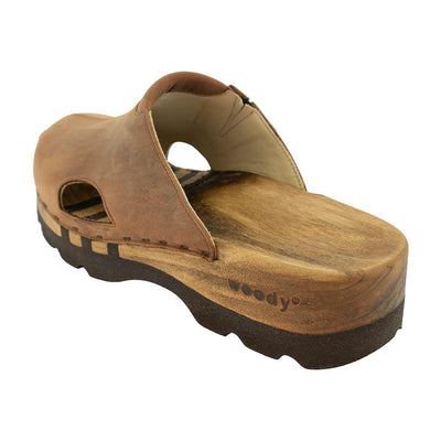 lissabon, arbeits-clogs unisex und biegsamer nachhaltiger holzsohle, farbe: tabacco-braun, holzclogs woody, woody schuhe, woody shoes, handgemachte holzschuhe aus österreich, kärnten, schräg hinten