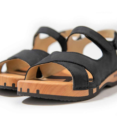 gloria, sandlen clogs damen mit biegsamer nachhaltiger holzsohle, farbe: nero-schwarz, holzclogs woody, woody schuhe, woody shoes, handgemachte holzschuhe aus österreich, kärnten