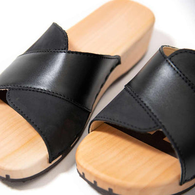 modell-lucy-farbe: nero-schwarz_clogs pantoletten damen mit biegsamer nachhaltiger weidenholzsohle, holzclogs woody, woody schuhe, woody shoes, handgemachte holzschuhe aus österreich, kärnten