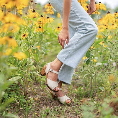 yara, sandaletten clogs damen mit biegsamer nachhaltiger holzsohle, der bestseller, farbe: hielo-naturweiss, holzclogs woody, woody schuhe, woody shoes, handgemachte holzschuhe aus österreich, kärnten, blumenfeld