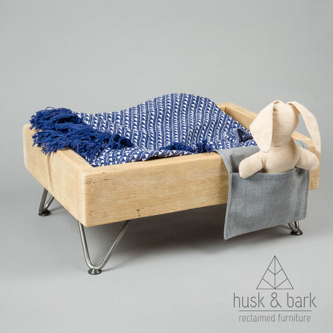 Dog bed with hairpin legs