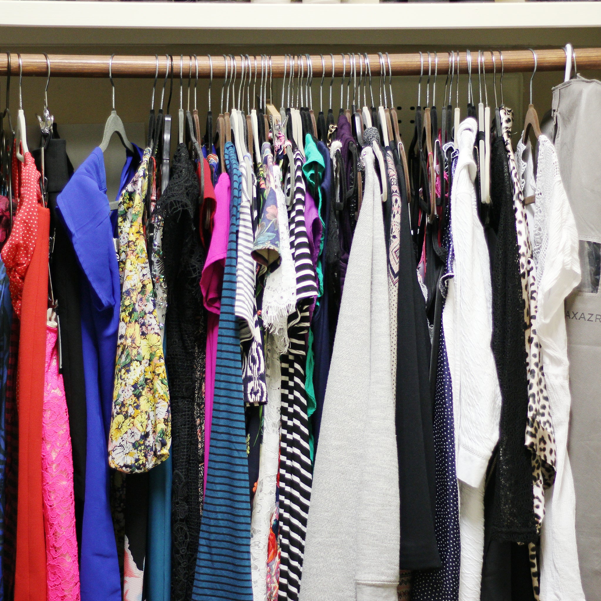 simplify your wardrobe by cleaning out your closet