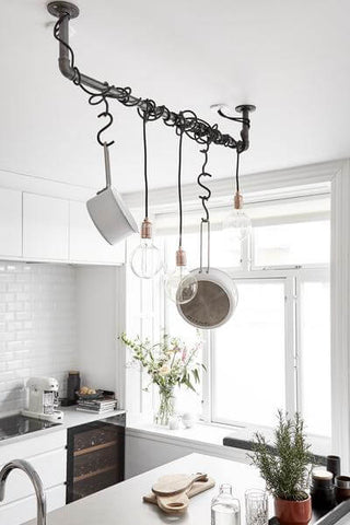 Küchen Inspiration - Lampen und Töpfe an Deckenstange - Rackbuddy