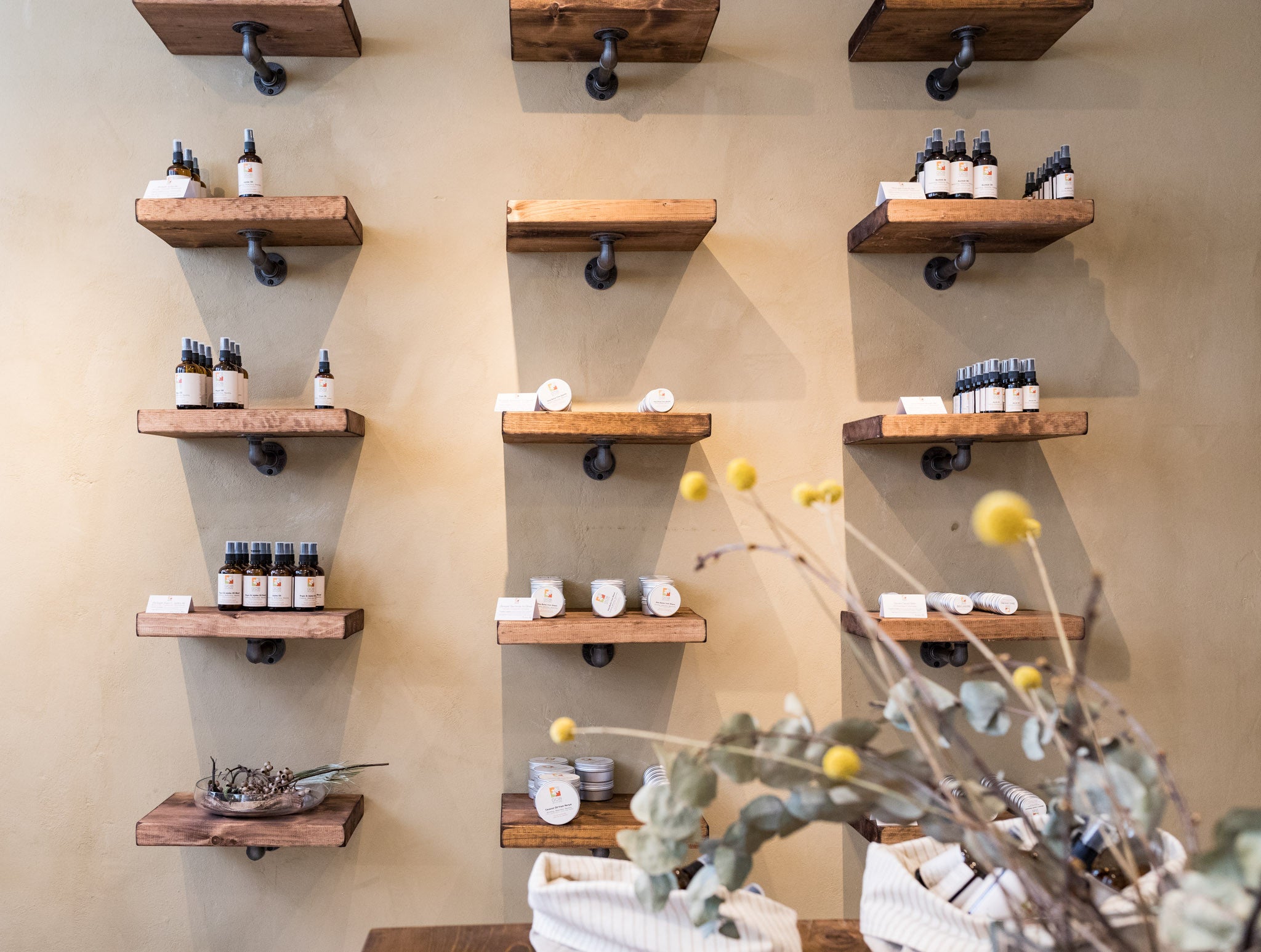 Small shelves made out of pine wood with suspension in water pipes - RackBuddy