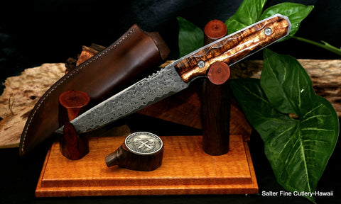 Hunting knives in your choice of style and size. Shown here a 135mm hunter in a rustic-style stand