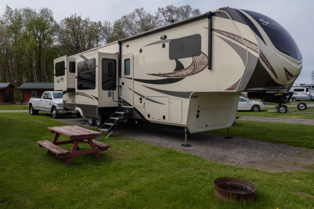 fifth wheel leveled with the help of rv snappads