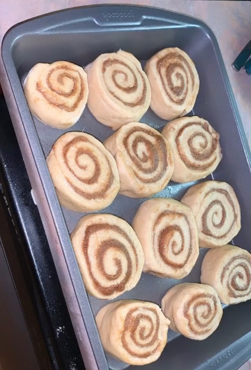 picture of uncooked cinnamon rolls in a baking tray