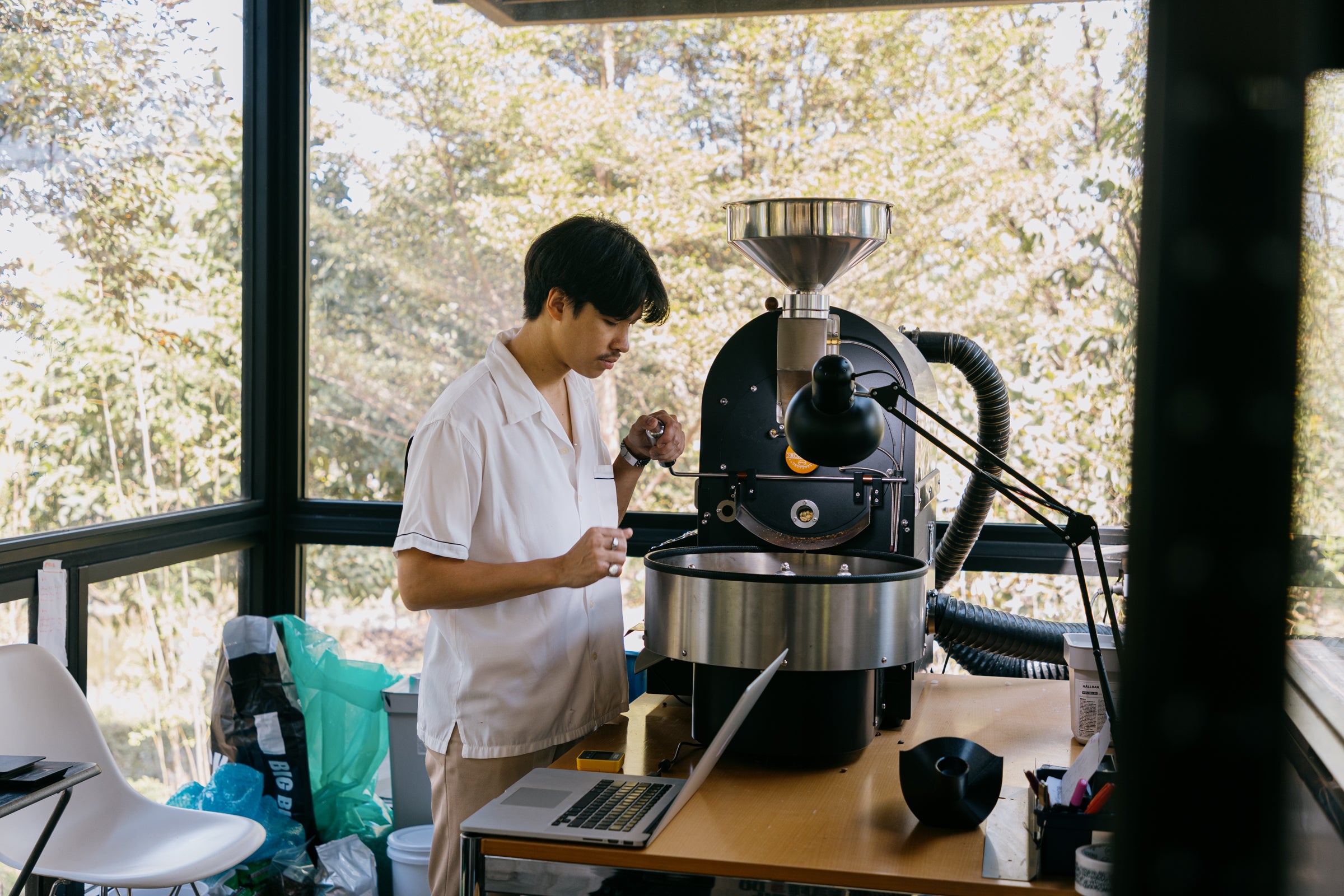 บทสนทนาในห้องคั่วกาแฟของเบรคเอี้ยด-วรท รัตนพันธุ์ แชมป์ Thailand National Coffee Roasting Championship 2024