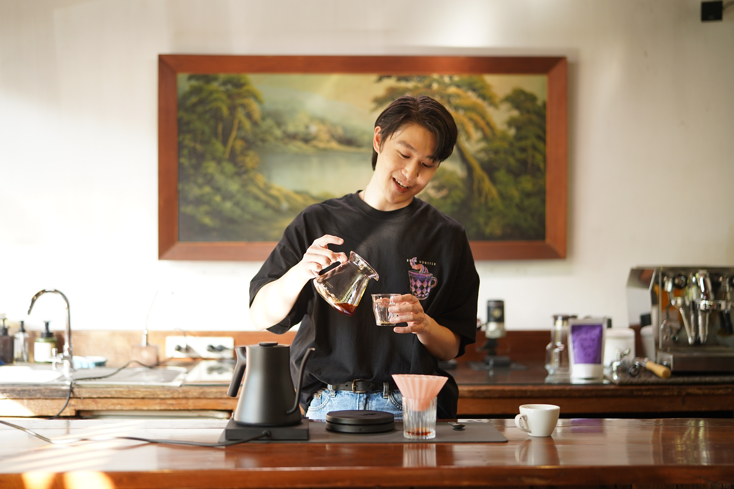 เอส ชิษณุพงศ์ นักแสดงและ Home Brewer ผู้ตกหลุมรักกาแฟดริปแบบถอนตัวไม่ขึ้น