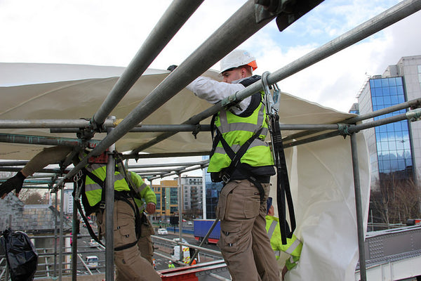 flush scaffold structure for shrink wrapping