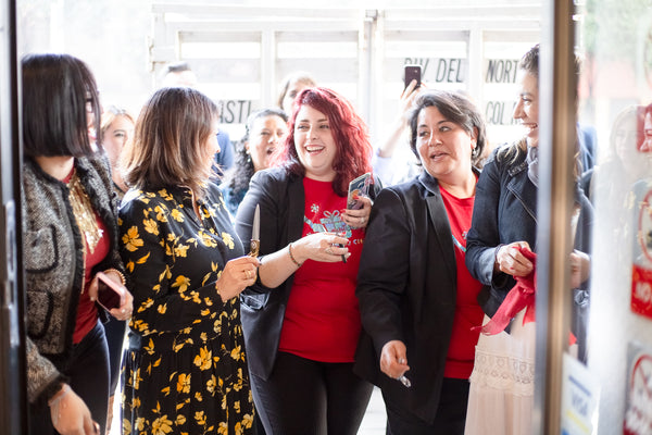 Sara Miau, Fanni Mayo, Dinora Tapia, Diane Carrillo, Claudia Corona y Danna López cortaron el listón rojo, símbolo del inicio de emprendimiento de un nuevo negocio.