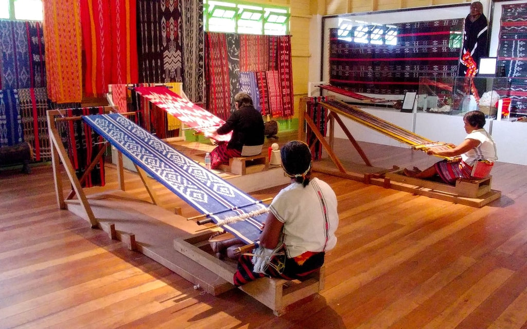 Weavers at the Ifugao heritage center in Kiangan 