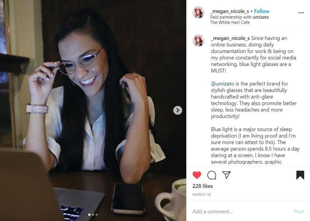 megan_nicole_s with her umizato blue light blocking glasses while working in a cafe