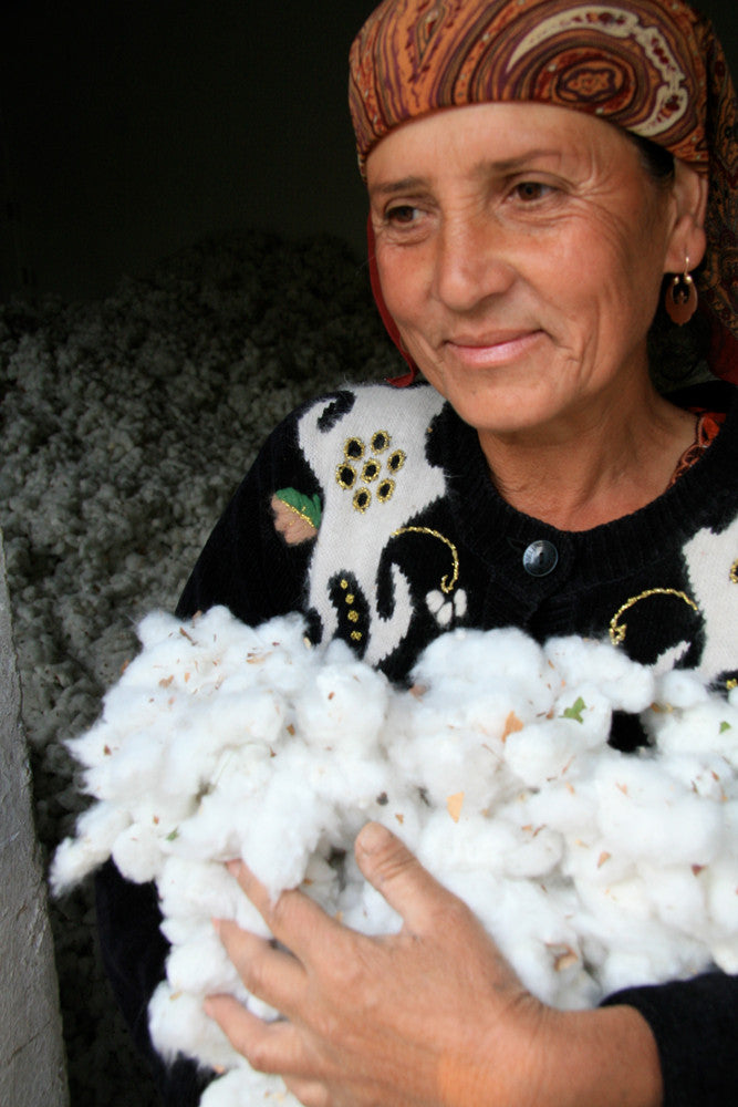 Organic cotton – Bio-Baumwolle im Arm einer Farmerin
